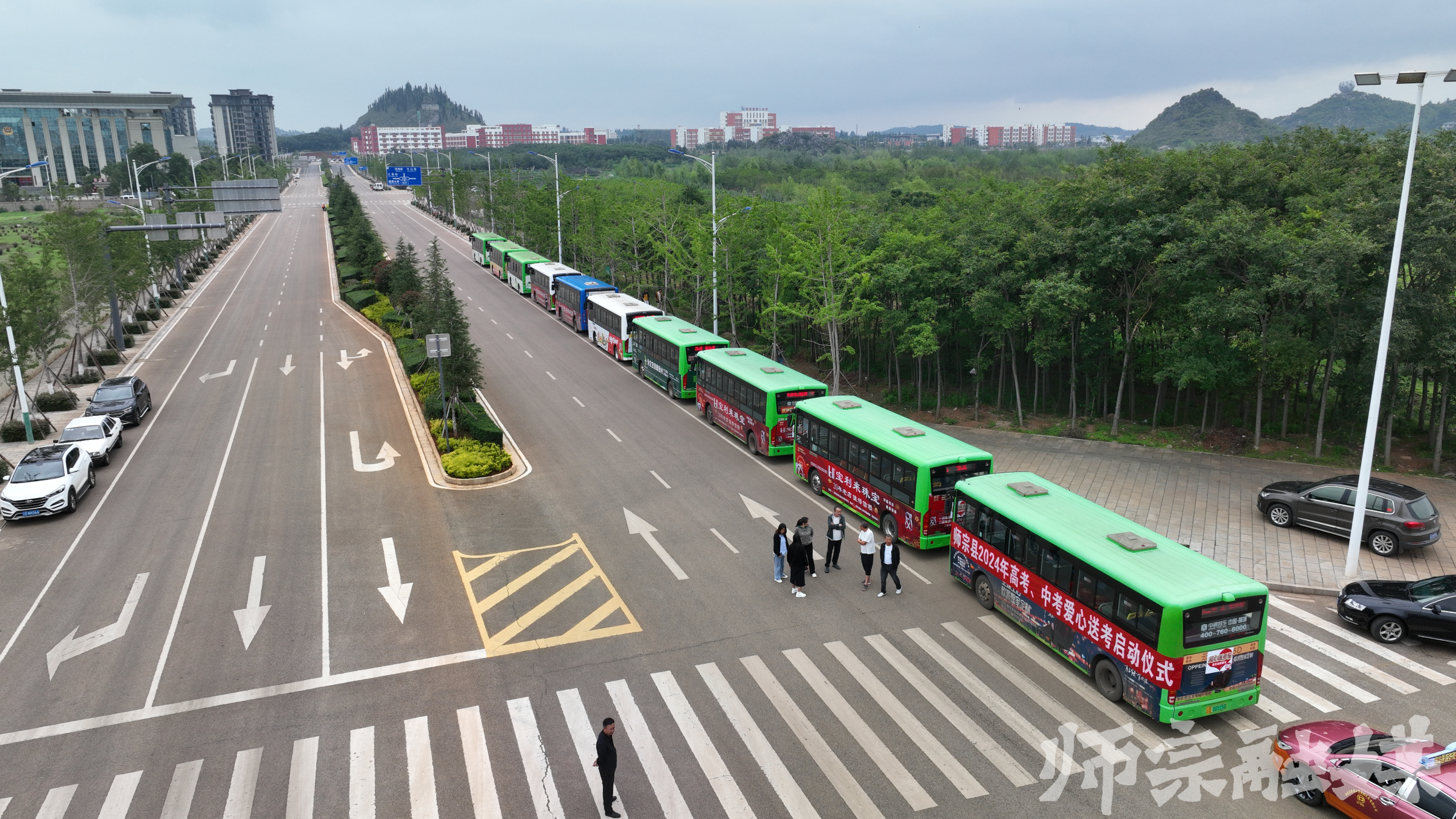 出租车,公交车,网约车的车主们纷纷把"爱心送考"车贴标志贴在车辆上