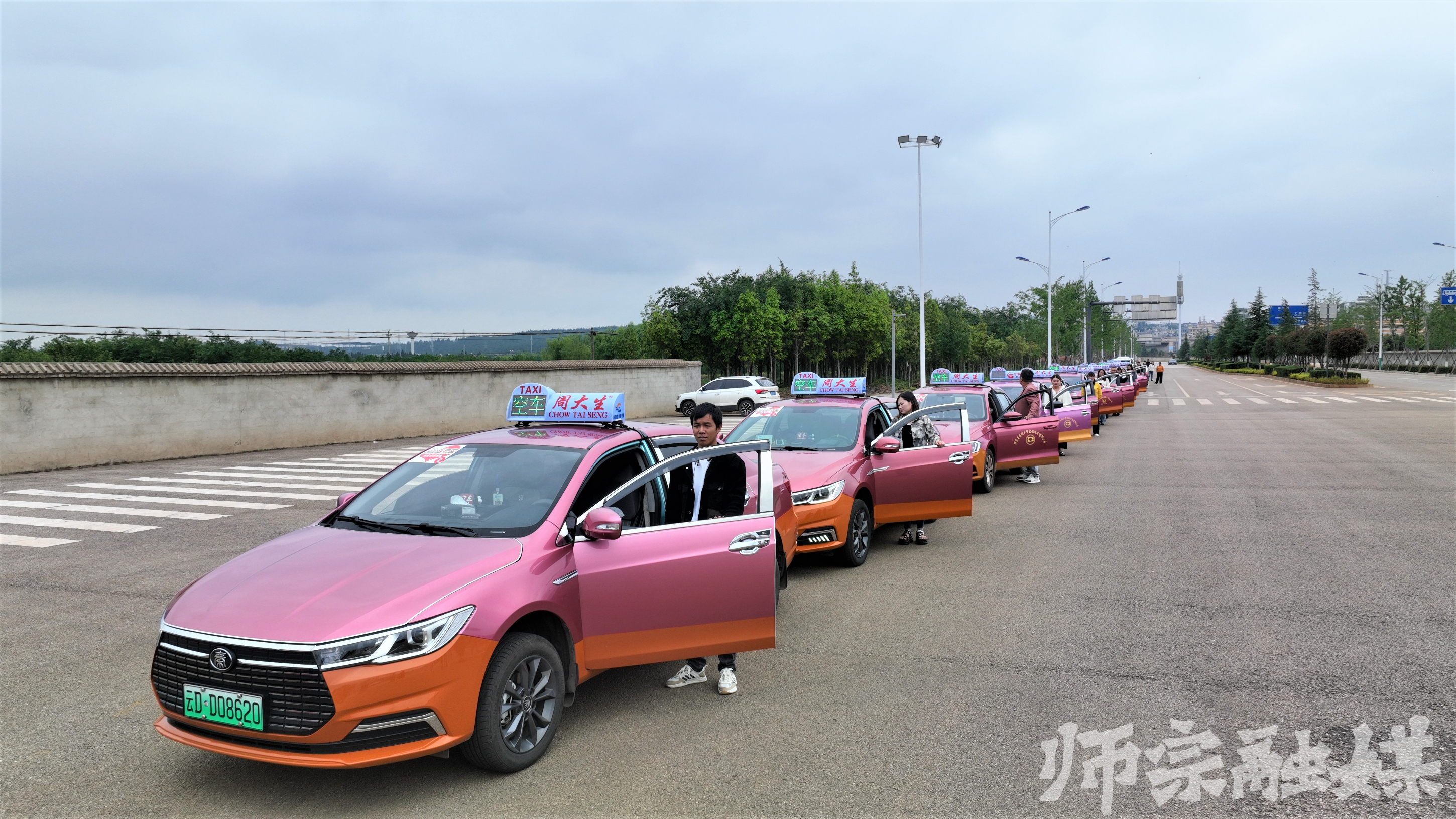 出租车,公交车,网约车的车主们纷纷把"爱心送考"车贴标志贴在车辆上